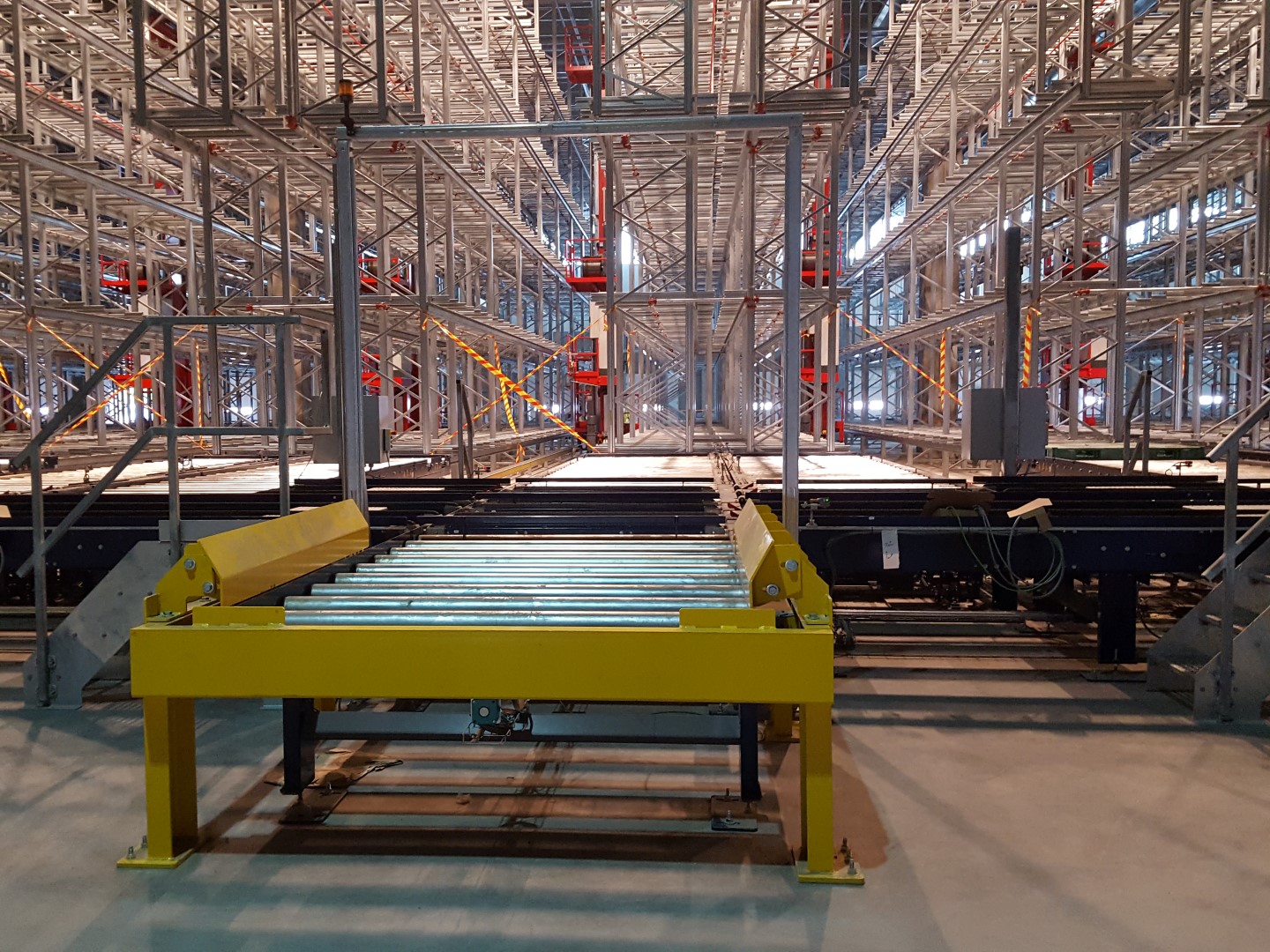 Pre-assembly of frames for the goods storage line